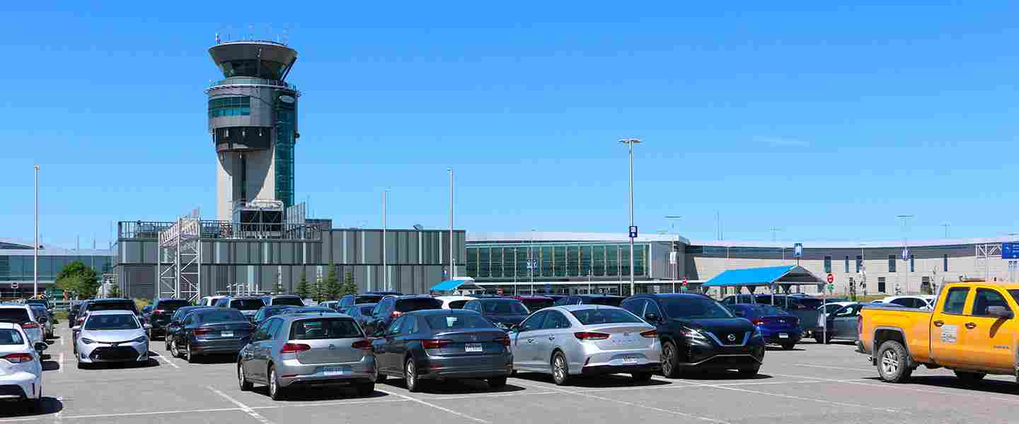 Stationnement extérieur de l'Aéroport international Jean-Lesage de Québec - YQB+